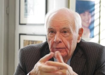 L’ex ministro Sirchia: «Fumare una canna fa male»