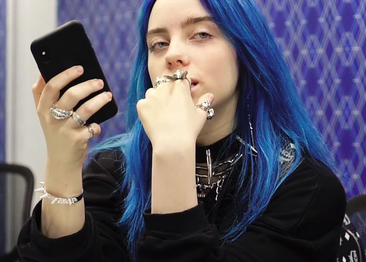 Incubo Billie Eilish. Ma più gli adulti che lei