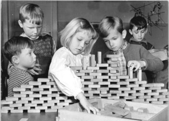 Bambini in un Kinderkrippe della Germania dell'Est