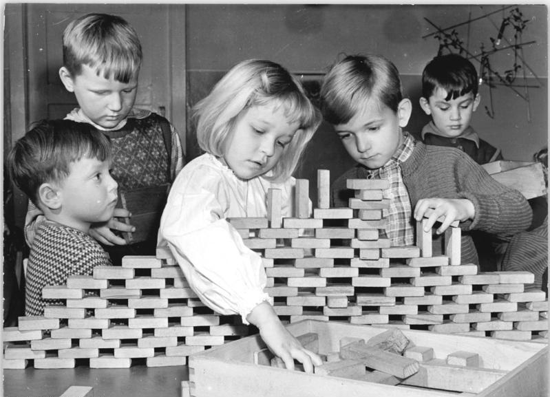 Bambini in un Kinderkrippe della Germania dell'Est