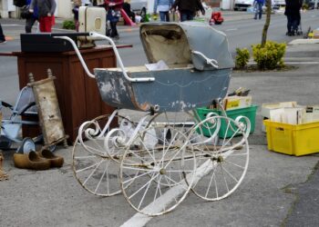 Una carrozzina dismessa rottamata