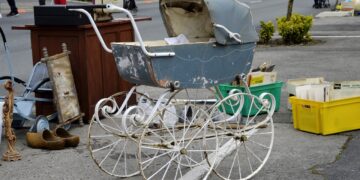 Una carrozzina dismessa rottamata