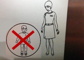 Mamma con bambino con divieto al supermercato