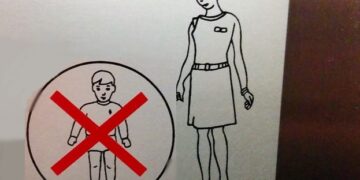 Mamma con bambino con divieto al supermercato