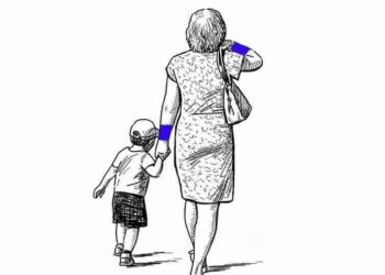 Bambino autistico passeggia con la mamma