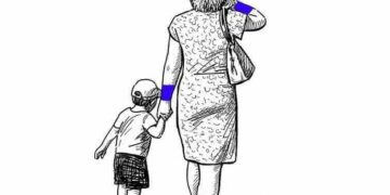 Bambino autistico passeggia con la mamma