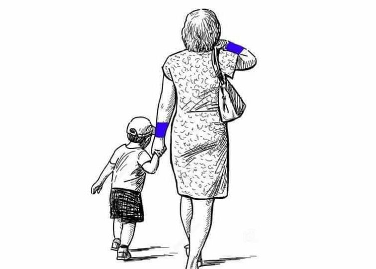 Bambino autistico passeggia con la mamma