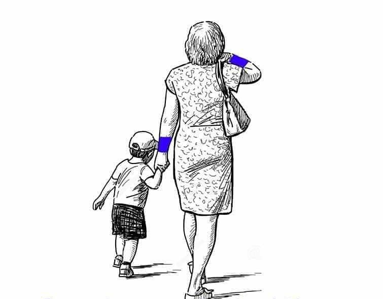 Bambino autistico passeggia con la mamma