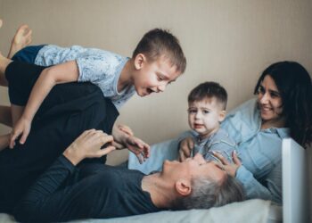 Факты: безопаснее всего для детей – в родной семье с папой и мамой