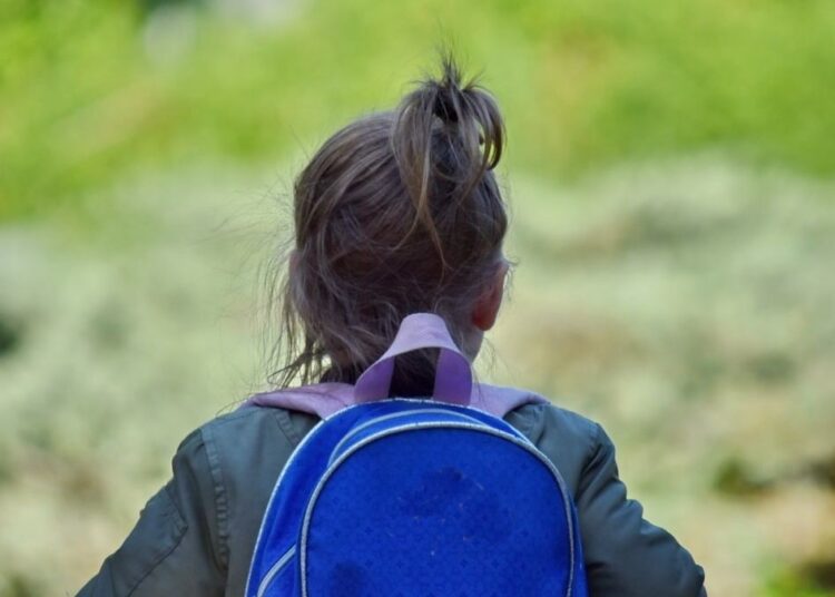 Bambina con zaino