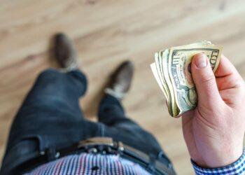 Uomo acquista prostituzione