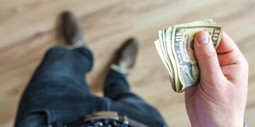 Uomo acquista prostituzione