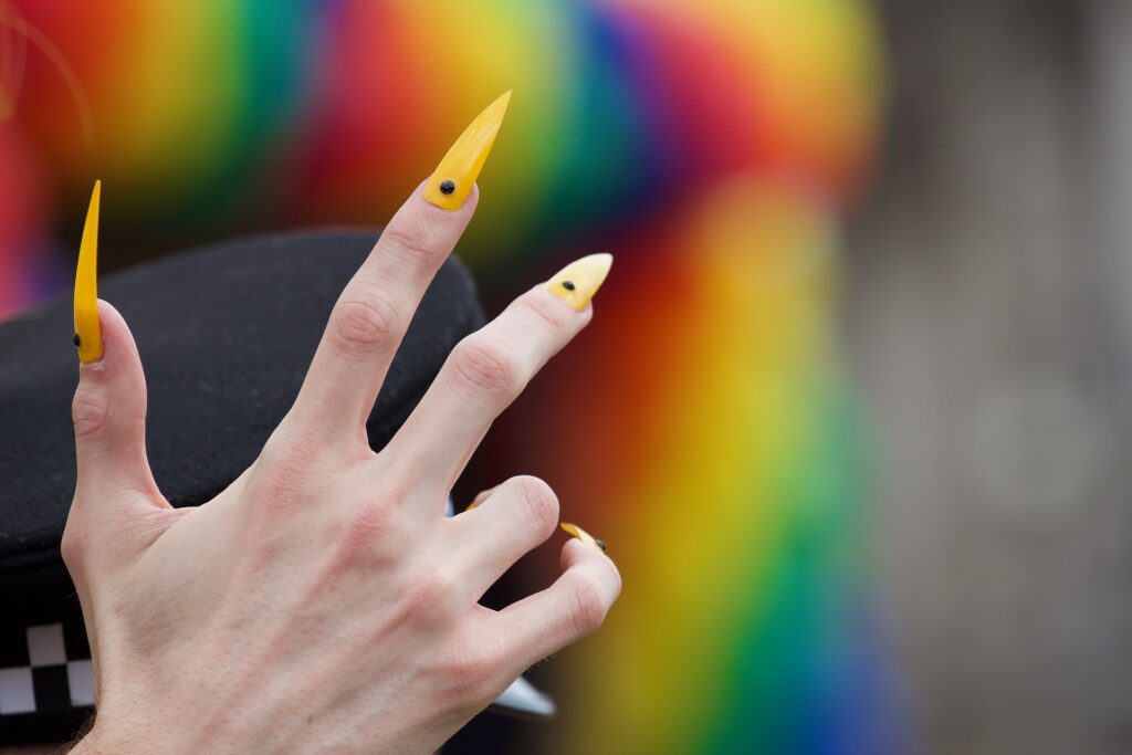 Una mano con unghie finte dalla parata del Gay Pride