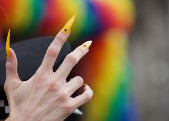 Una mano con unghie finte dalla parata del Gay Pride
