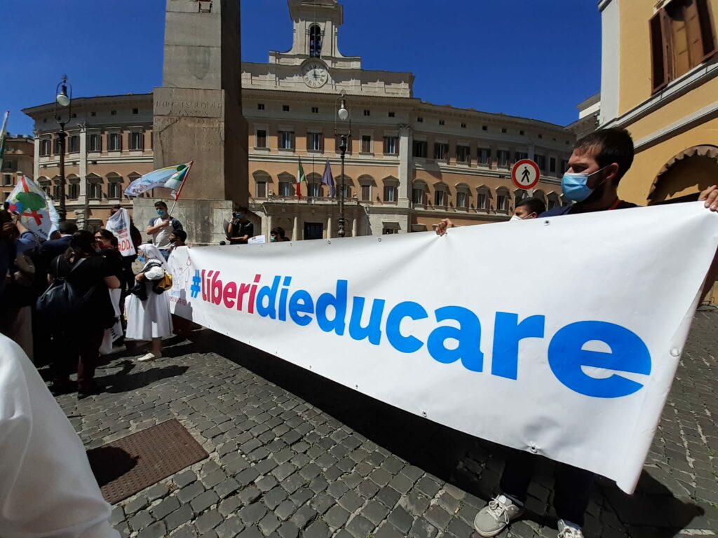 Flash mob delle scuole paritarie a Montecitorio - striscione di Pro Vita & Famiglia