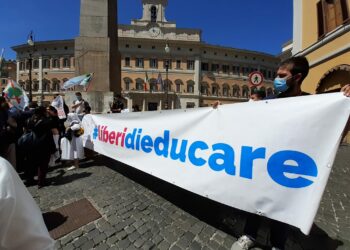 Flash mob delle scuole paritarie a Montecitorio - striscione di Pro Vita & Famiglia