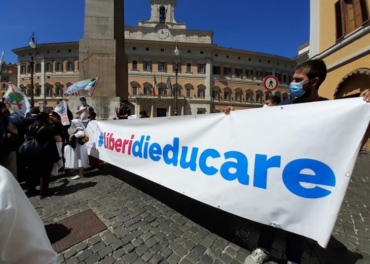 Flash mob delle scuole paritarie a Montecitorio - striscione di Pro Vita & Famiglia