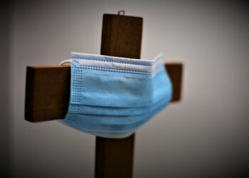 Crocefisso cui è stata applicata una mascherina chirurgica anti-Covid19