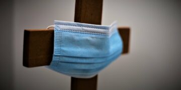 Crocefisso cui è stata applicata una mascherina chirurgica anti-Covid19