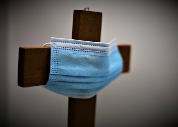 Crocefisso cui è stata applicata una mascherina chirurgica anti-Covid19