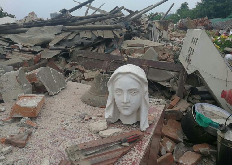 Statua della Madonna abbattuta