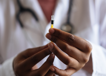 Сенаторы предлагают не пускать непривитых детей в школы и детские сады