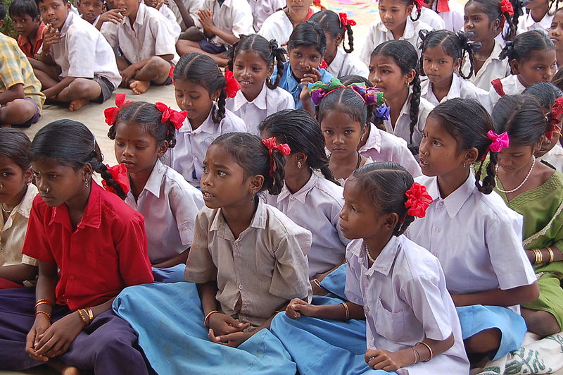 Gruppo di bambine indiane a scuola