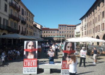 La veglia delle Sentinelle in Piedi a Pavia