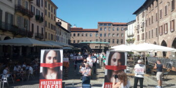La veglia delle Sentinelle in Piedi a Pavia