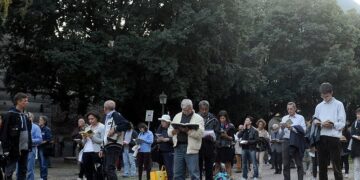 Sentinelle in piedi durante una manifestazione