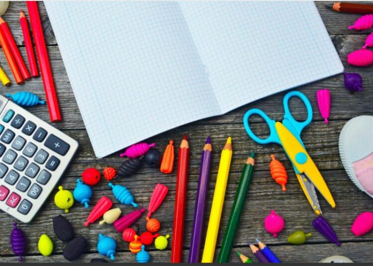 Banco scolastico con cancelleria colorata