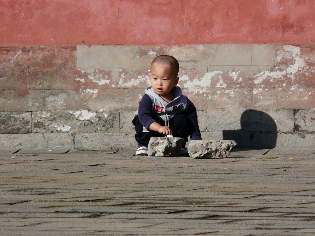 Bambino in un orfanotrofio in Cina