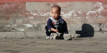 Bambino in un orfanotrofio in Cina