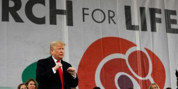Pourquoi tous les défenseurs de la dignité humaine, des droits de l’homme et de la vie humaine devraient soutenir la réélection de Donald Trump