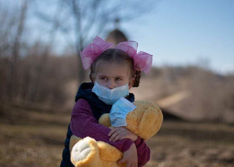 Bambina con mascherina - Image from Wikimedia Commons