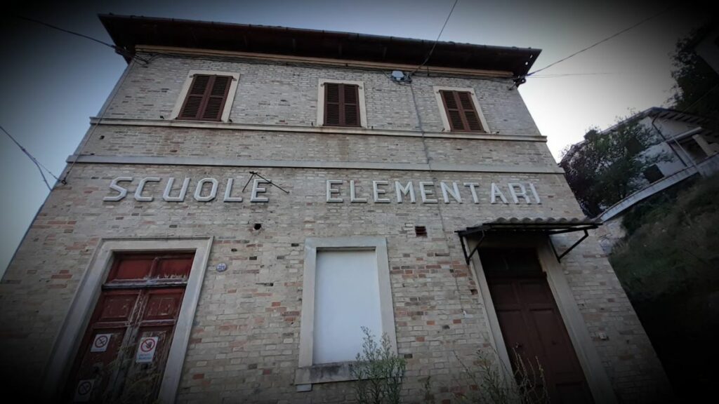 Vecchia struttura scolastica di Piobbico, frazione di Sarnano (MC) - Image © "iFamNews"