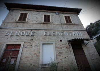 Vecchia struttura scolastica di Piobbico, frazione di Sarnano (MC) - Image © "iFamNews"