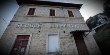 Vecchia struttura scolastica di Piobbico, frazione di Sarnano (MC) - Image © "iFamNews"
