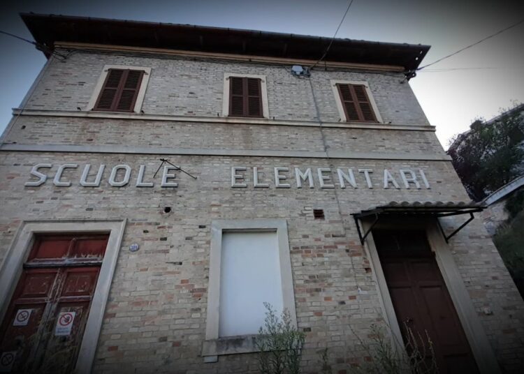 Vecchia struttura scolastica di Piobbico, frazione di Sarnano (MC) - Image © "iFamNews"