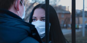 Coppia distanziata e con mascherina chirurgica