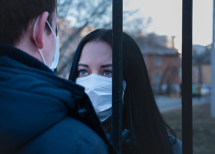 Coppia distanziata e con mascherina chirurgica