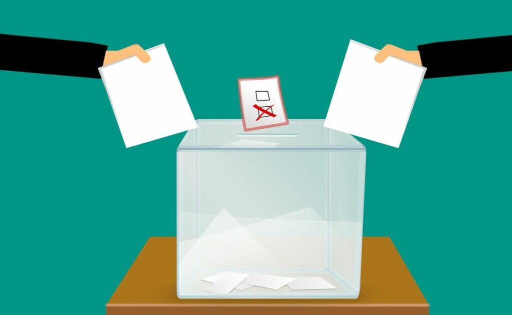 Urna elettorale con mani e schede elettorali rappresentata graficamente