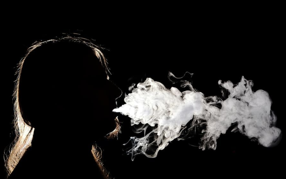 Silhouette di persona che fuma