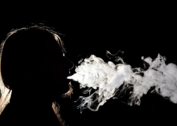 Silhouette di persona che fuma
