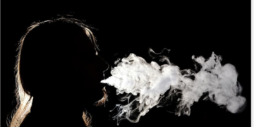 Silhouette di persona che fuma