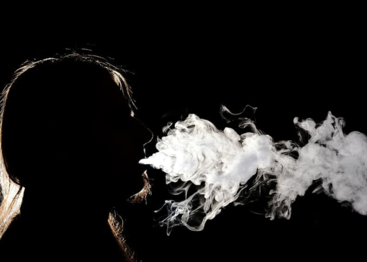 Silhouette di persona che fuma