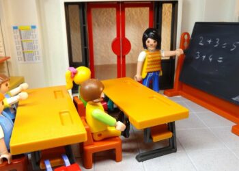 Classe scolastica realizzata con giocattoli Playmobil