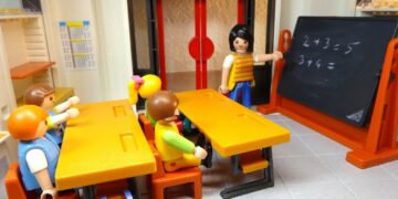 Classe scolastica realizzata con giocattoli Playmobil