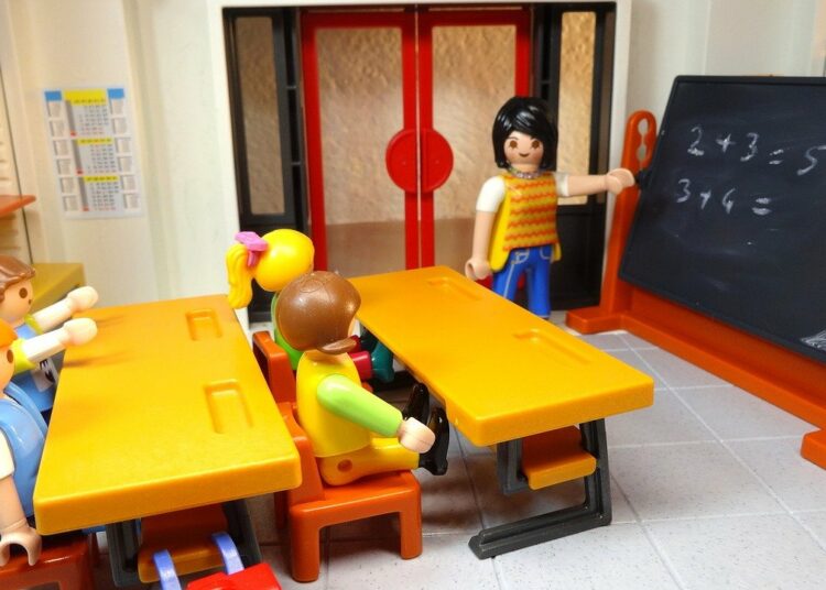 Classe scolastica realizzata con giocattoli Playmobil