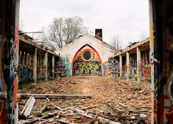 Chiesa distrutta cristianofobia